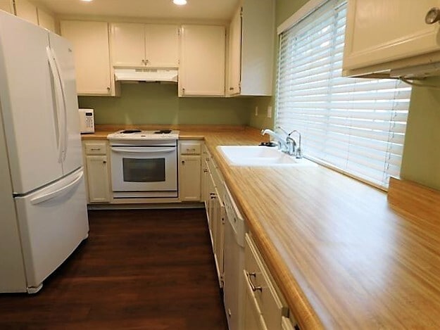 Building Photo - Escondido 3 Br Gated LOVELY Townhome 2 pat...
