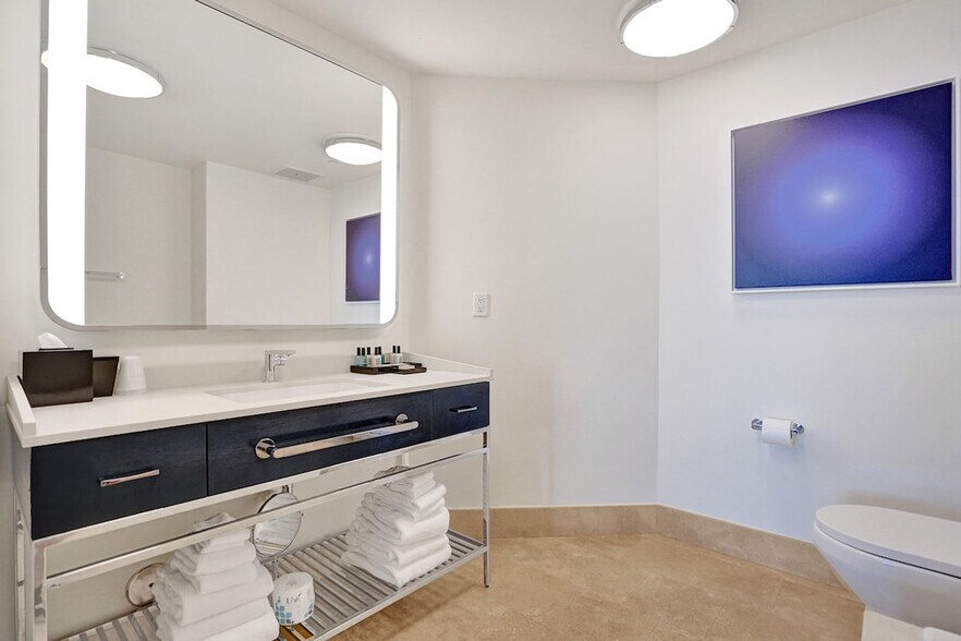 Building Photo - 4390 Collins Ave