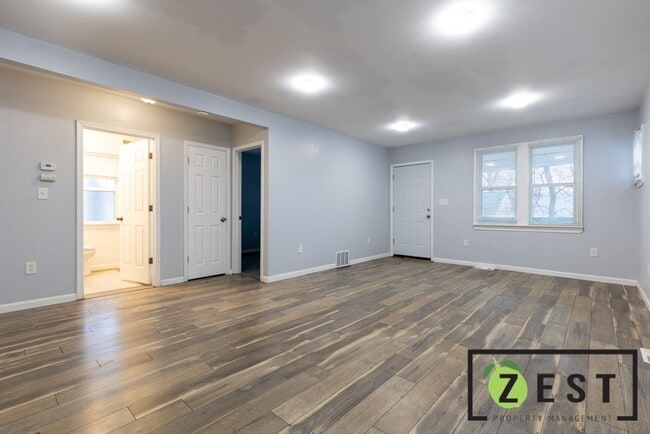 Building Photo - 4-BEDROOM 2-FULL BATHROOMS