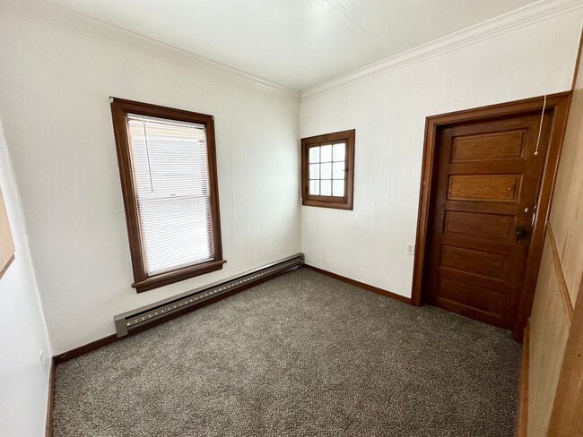 Building Photo - 610 S Pine St