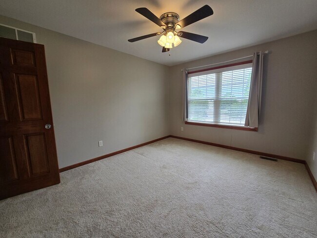 Building Photo - 4 Bedroom Home in Bloomington's East Side