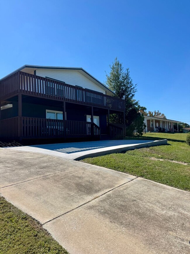 Building Photo - Fully Furnished Down Town Clermont Short Term Rental