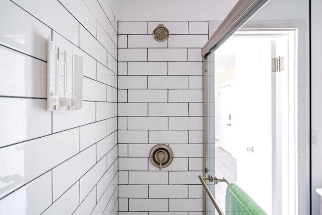 Building Photo - 605 Dennison Ave