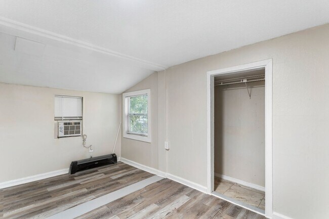 Building Photo - 3bdrm/1bath Home with large fenced yard  ** Section 8 OK ** $1,695.00