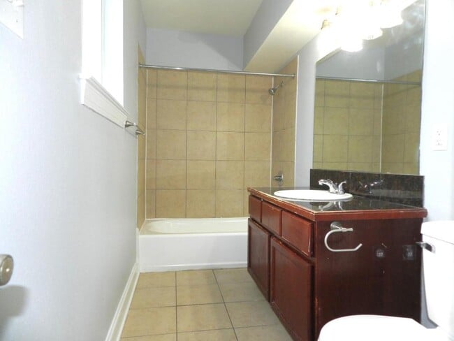 Building Photo - 6602 Bellaire Dr