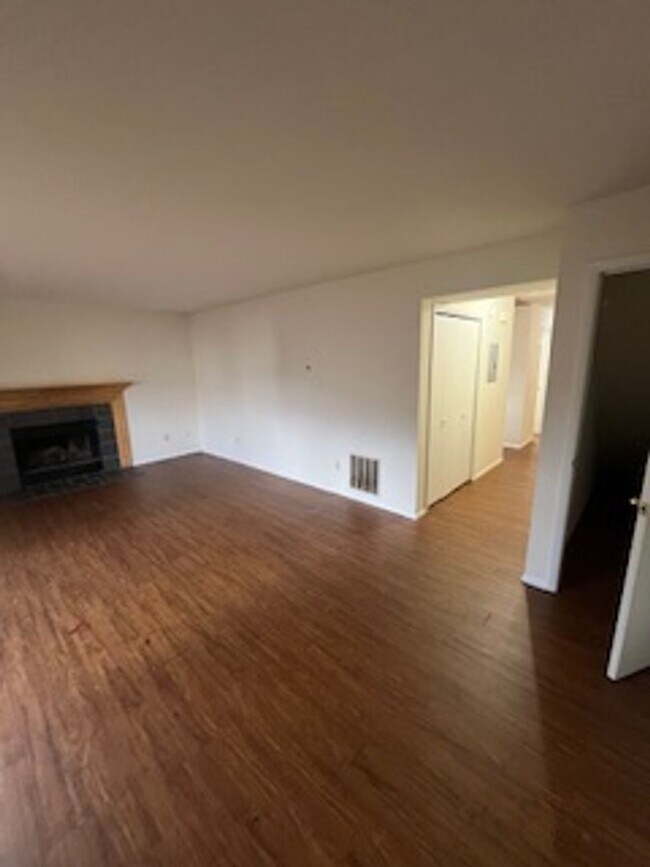 Building Photo - PRICE DROP! Charming 3 bed 2.5 bath Townhome! *6-MONTH LEASES ACCEPTED!*