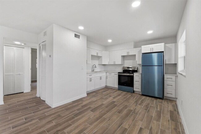 Building Photo - 1301 Emerald Terrace