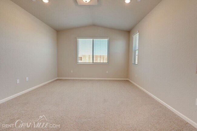 Building Photo - 877 Halford Ln