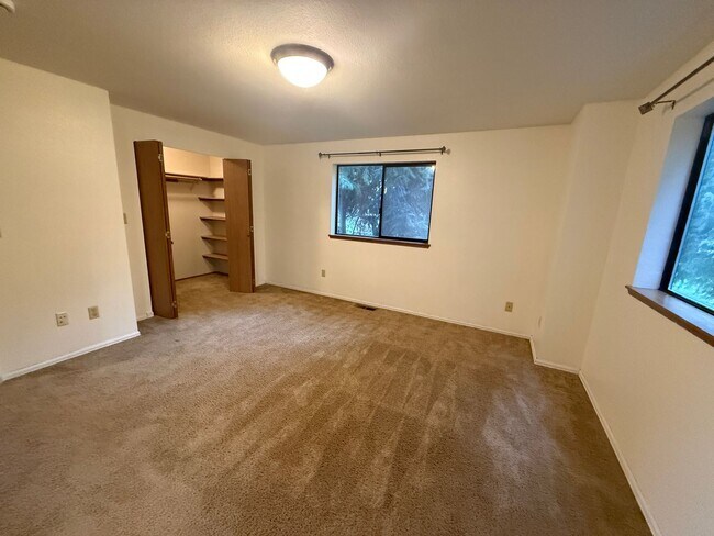 Building Photo - 3 BED 2.5 BATH WITH DAYLIGHT BASEMENT & BONUS ROOM - SPACIOUS CORNER LOT