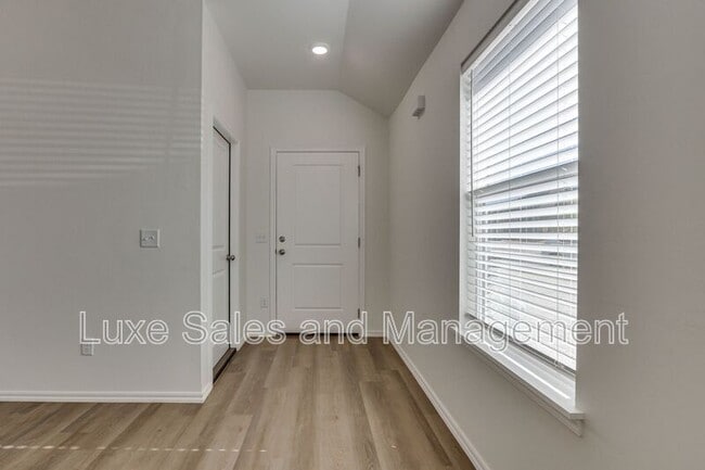 Building Photo - 11605 Mackenzie Wy