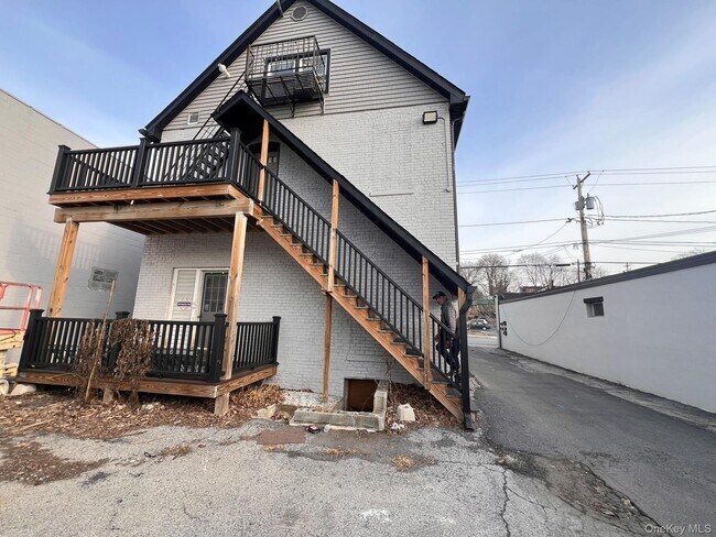 Building Photo - 824 Main St