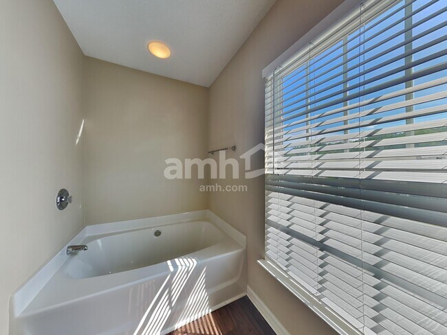 Building Photo - 720 Waterbrook Ln