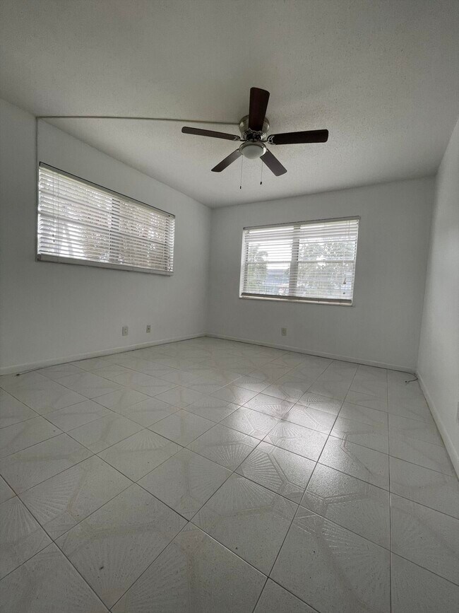 Building Photo - 172 Salisbury I