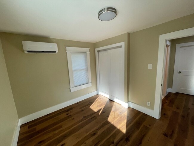 Building Photo - 2 bd, 1 ba house just east of downtown, co...