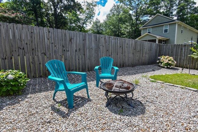 Building Photo - 3 Bedroom 3 Bathroom in Haymount! Pets okay