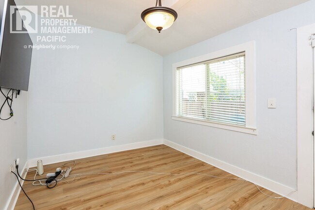 Building Photo - Bright & Spacious Oakland Home with Backya...