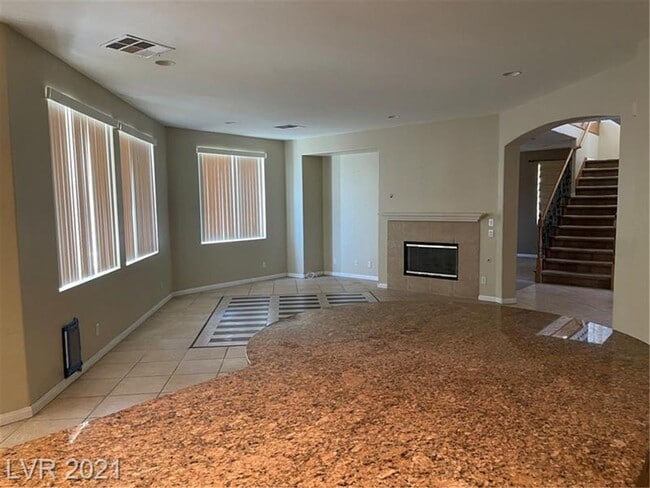 Building Photo - Stunning & Spacious Home with Park Views and Pool!