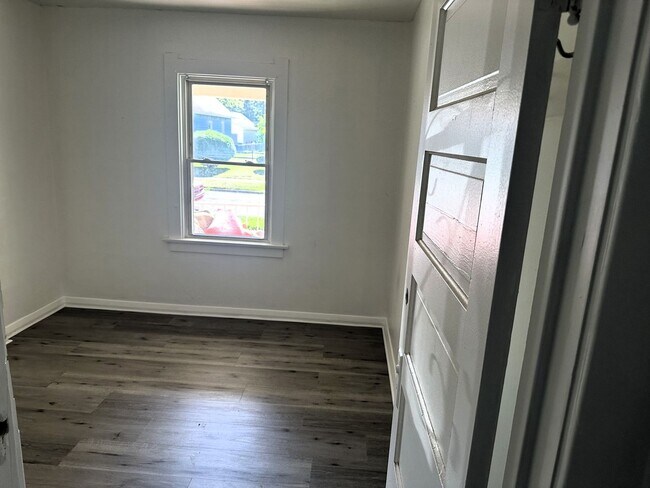 Building Photo - Three Bedroom House in Toledo