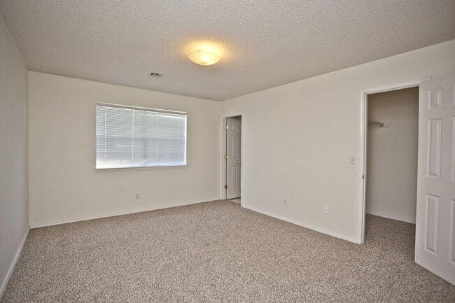 Building Photo - 58B Holly Dr