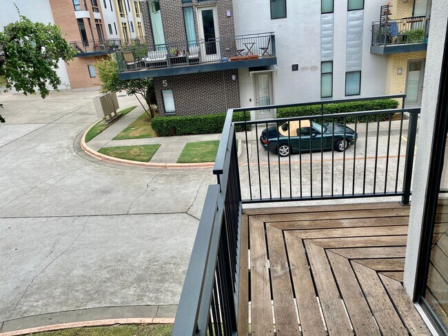 Building Photo - "Fantastic 1-Bedroom Condo off South Congr...