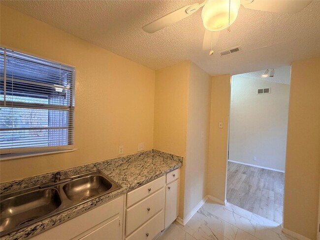 Building Photo - 4302 Scottsdale Rd