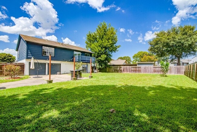 Building Photo - 402 Tresvant Dr