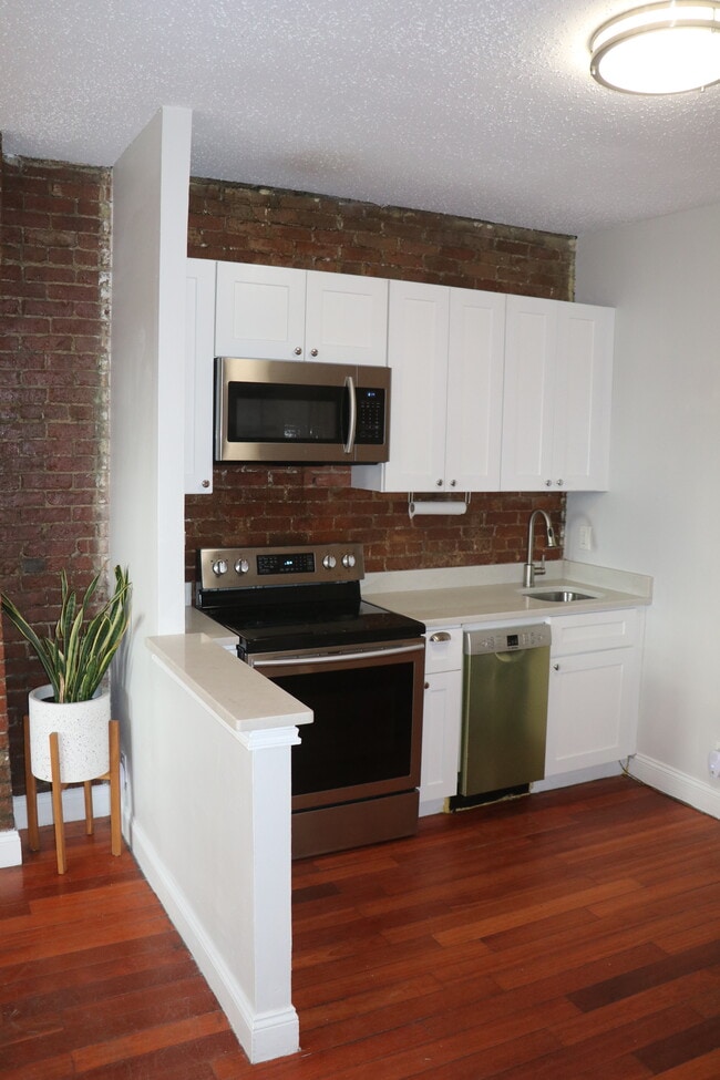 Building Photo - 320 Warren St