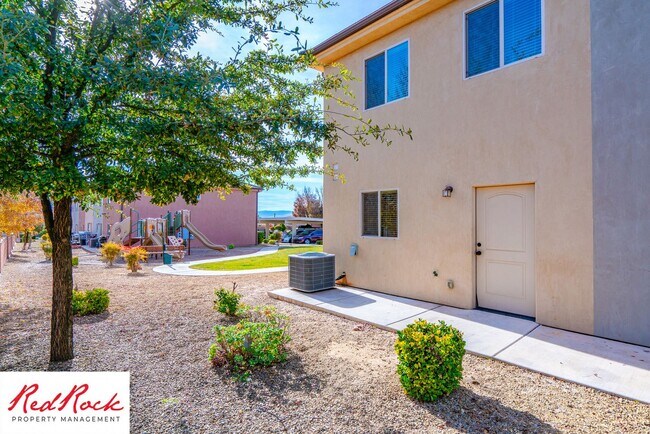 Building Photo - End Unit, DOG-FRIENDLY 3 Bedroom Townhome ...