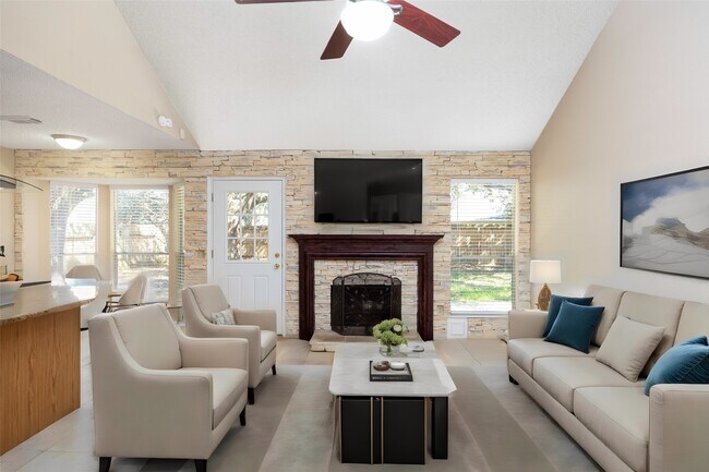 Building Photo - 811 Sierra Lake Dr