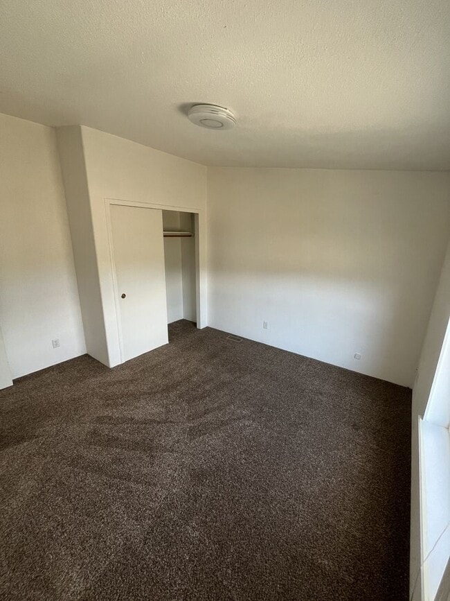 Building Photo - Beautiful Home in Fairview