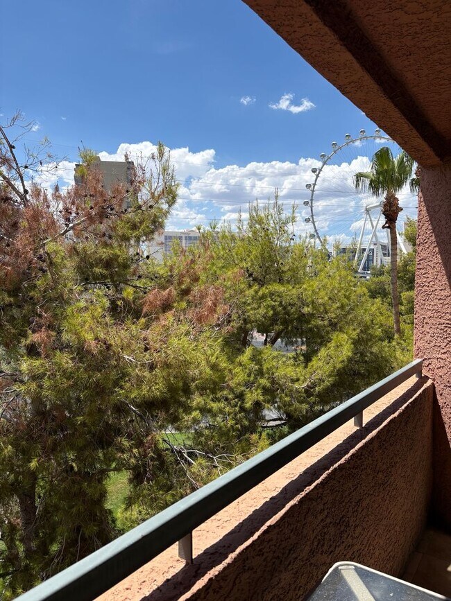 Building Photo - 220 E Flamingo Rd