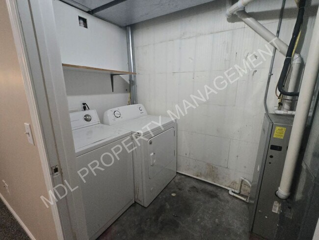 Building Photo - 4-Bedroom Duplex in Midland
