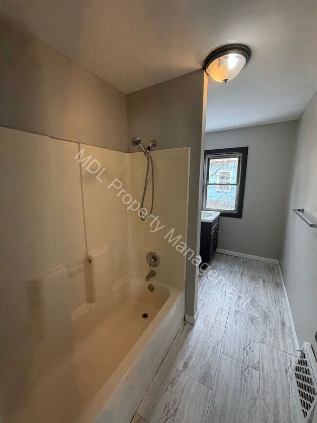 Building Photo - 3 Bedroom House for Rent!