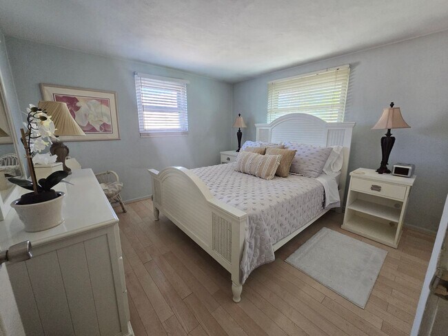 Building Photo - 2441 Gulf Gate Dr