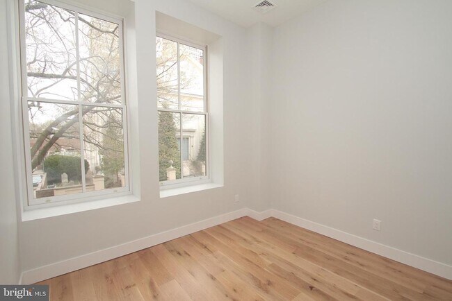 Building Photo - 220 S 3rd St