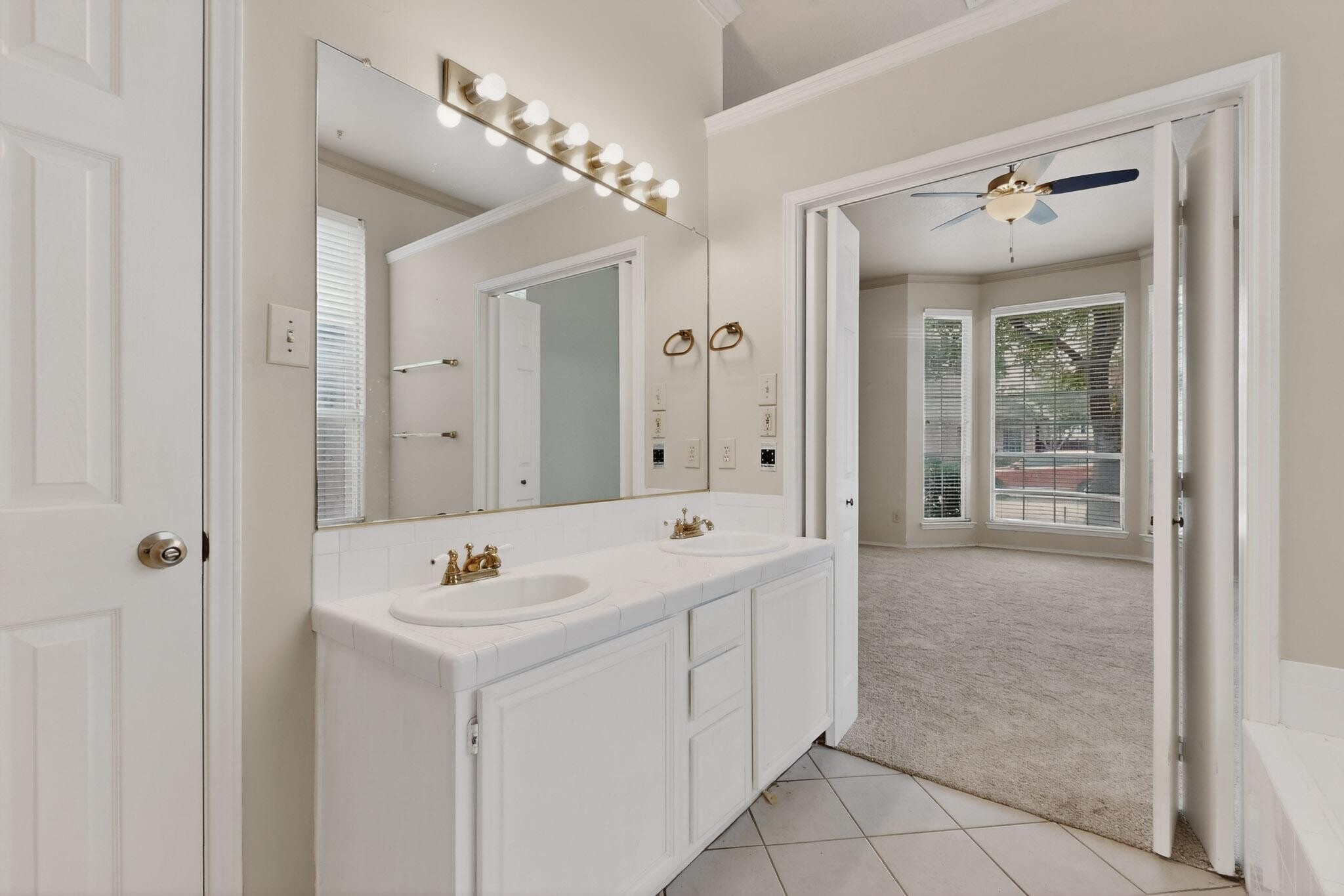 Building Photo - 636 Raintree Cir