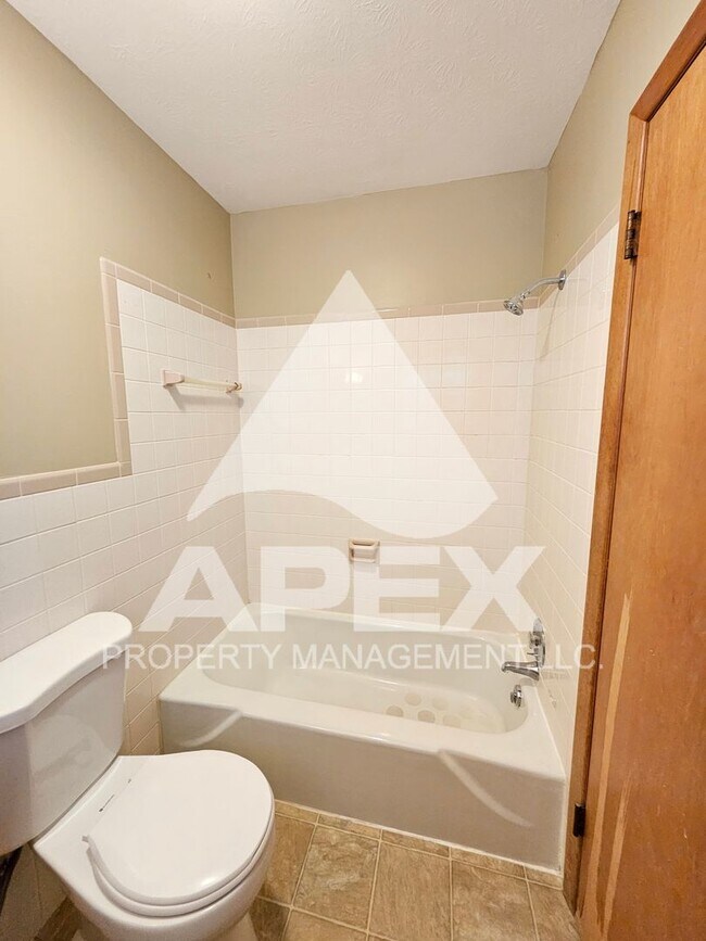 Building Photo - Spacious Top Floor 1 Bd - 1Ba Apartment in Fountain City!