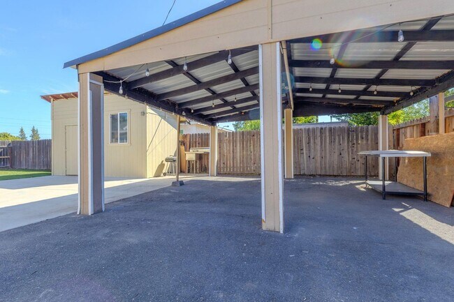 Building Photo - 316 N Walnut Ave