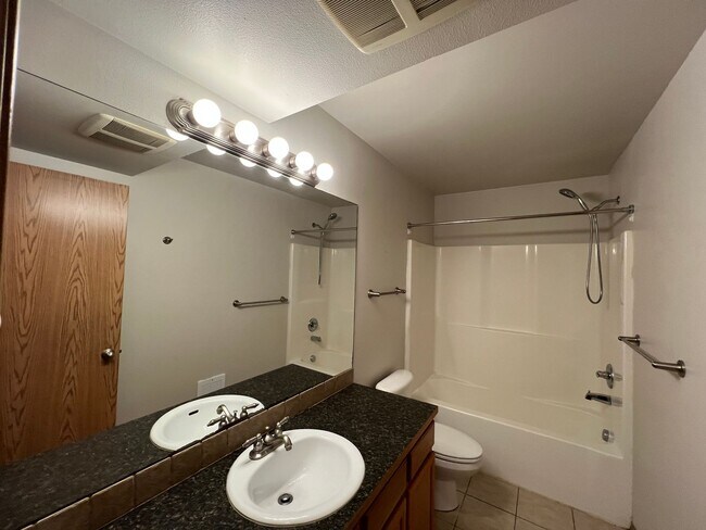 Building Photo - 3-bedroom, 2-bath lower unit in Ferndale--...