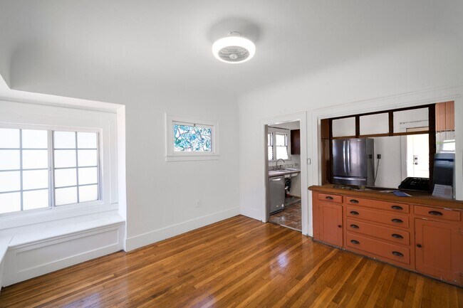 Building Photo - 3041 Valle Ave