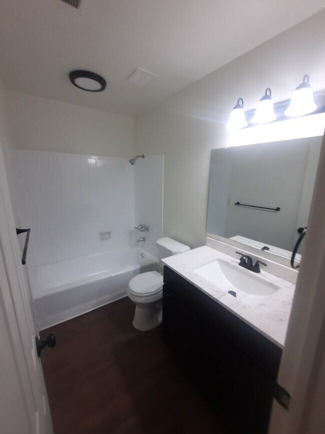 Building Photo - 1 bedroom apartment, walking distance to D...