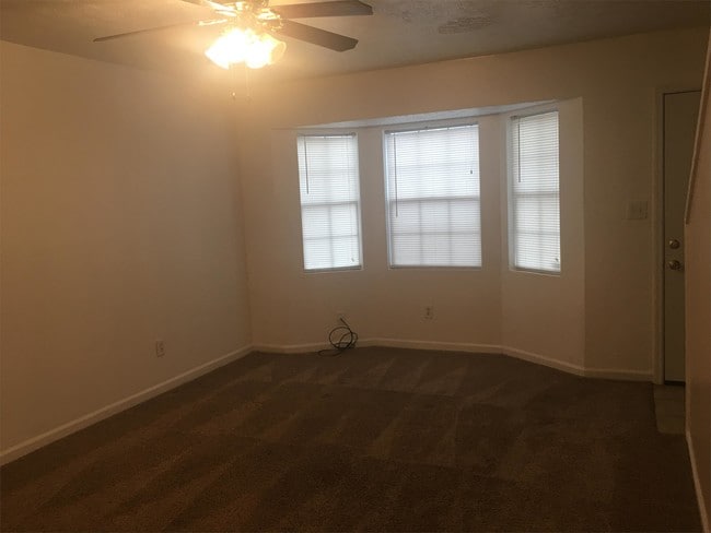 Building Photo - 205 Meadowbrook Ct