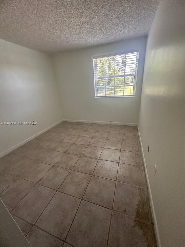 Building Photo - 9741 Fontainebleau Blvd