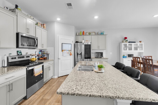 Building Photo - 402 Isabelle St