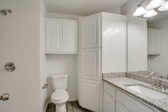 Building Photo - Freshly Updated 3/2/2 in Cooper!