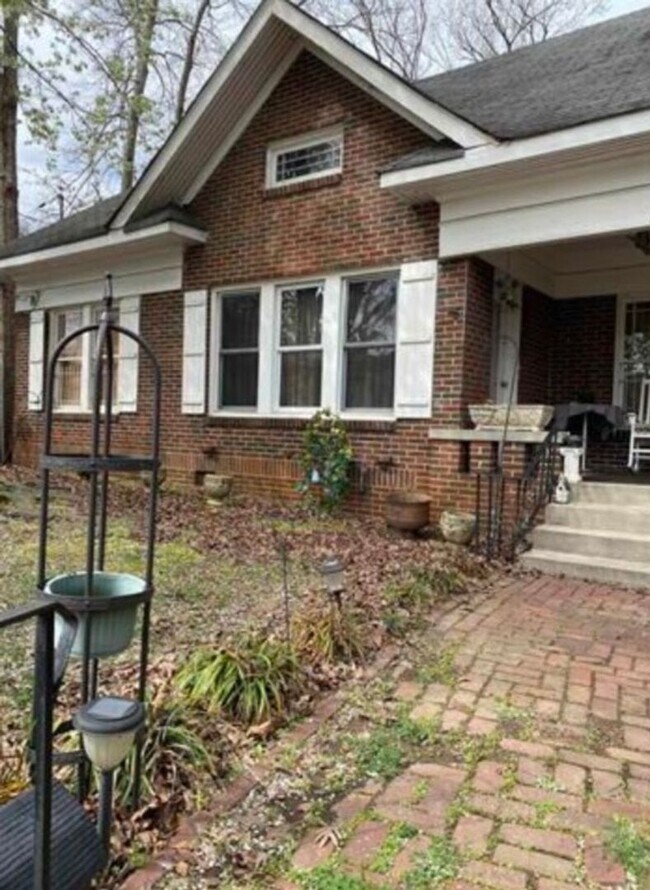 Building Photo - 3 bedroom 2 bath beautiful home with tons of character!