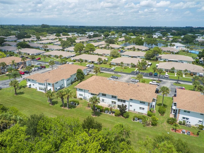 Building Photo - 1217 S Lakes End Dr