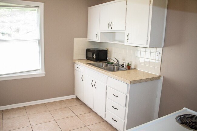 Building Photo - 8907 E 73rd St