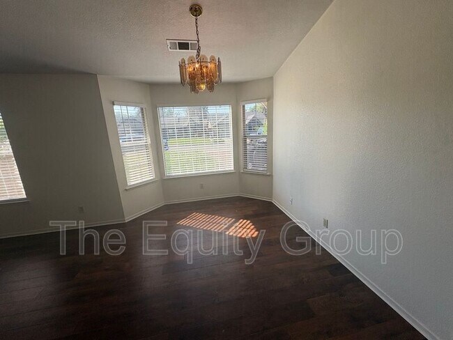 Building Photo - 5936 W Oak Ave