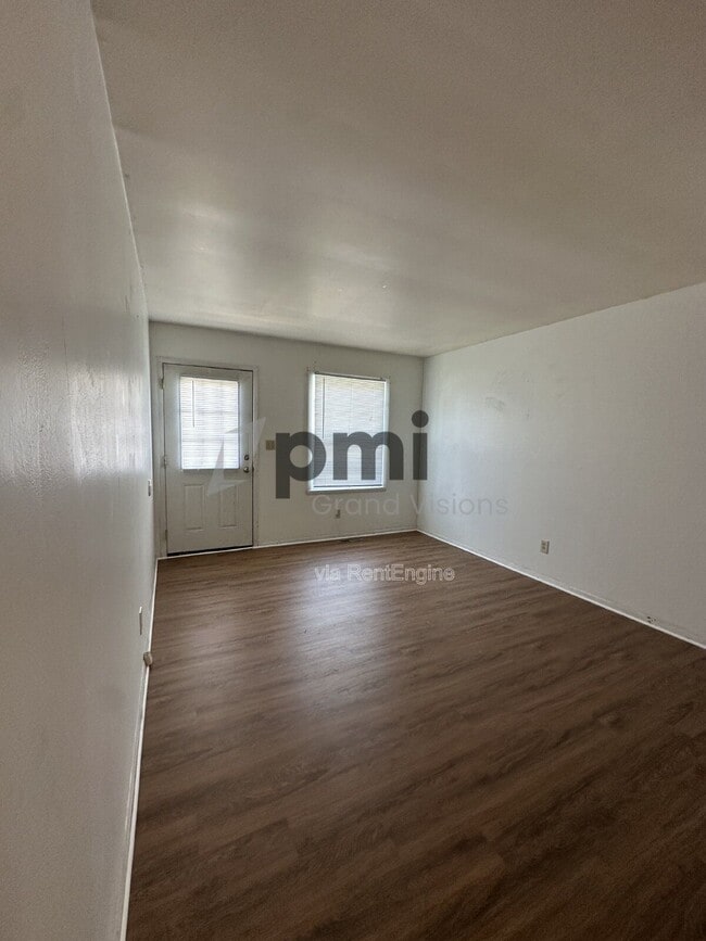Building Photo - 1612 University Dr